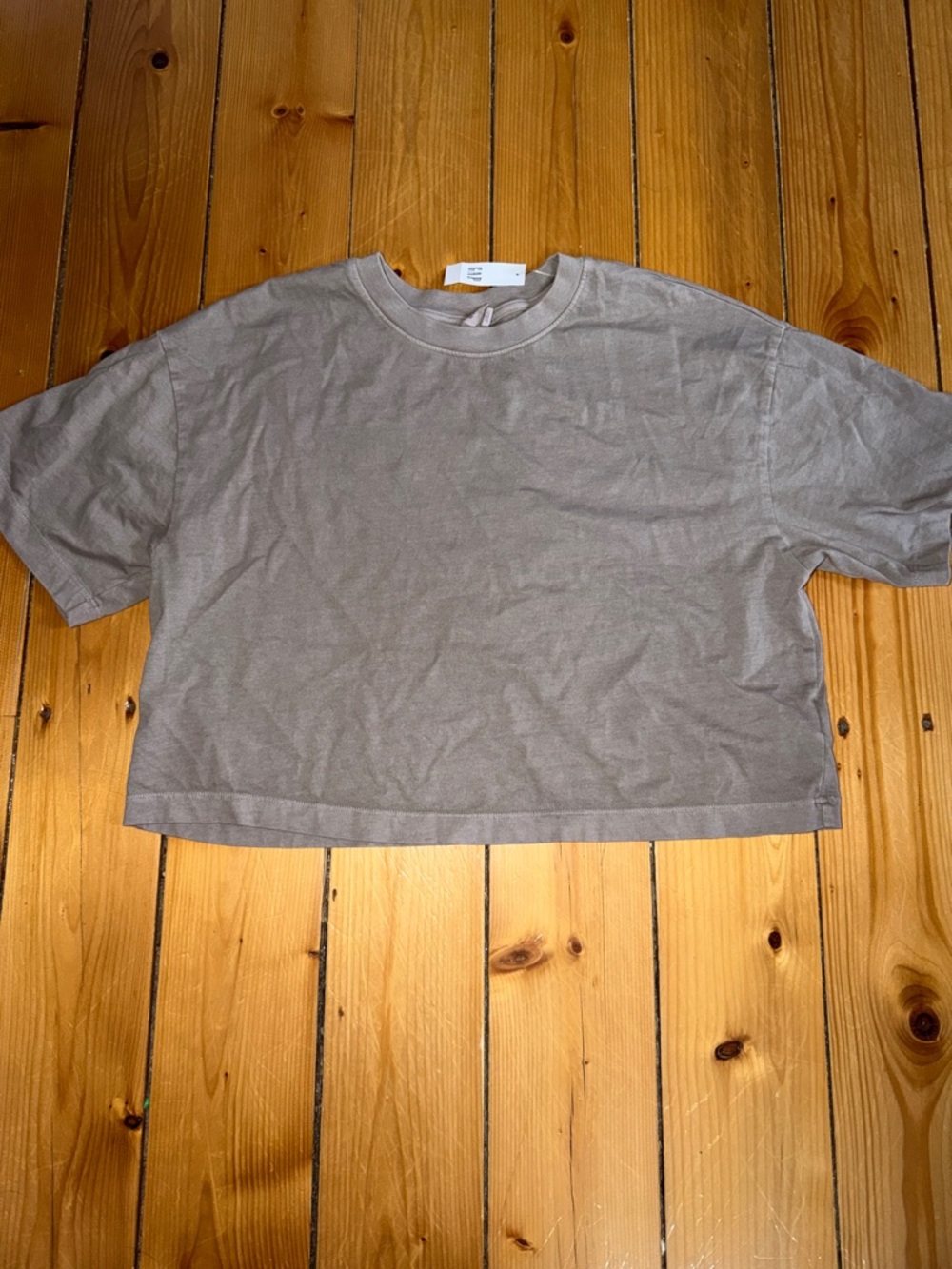 GAP Short Sleeve Cropped Tee in Taupe Gray
